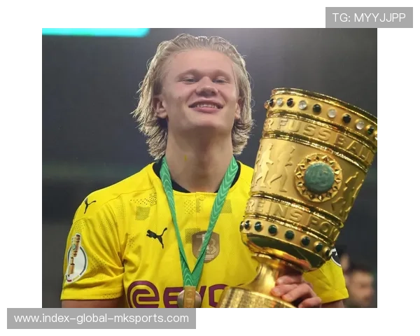 哈兰德反身甩头攻门极具威胁：足球场上的无解杀招